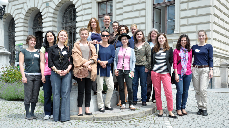 Die International Relations Staff Training Week 2013 führt wieder Universitäts-MitarbeiterInnen aus verschiedenen europäischen Ländern nach Graz. Sabine Pendl, Leiterin des Büros für Internationale Beziehungen (vorne Mitte), und Diana Afrashteh (hin 