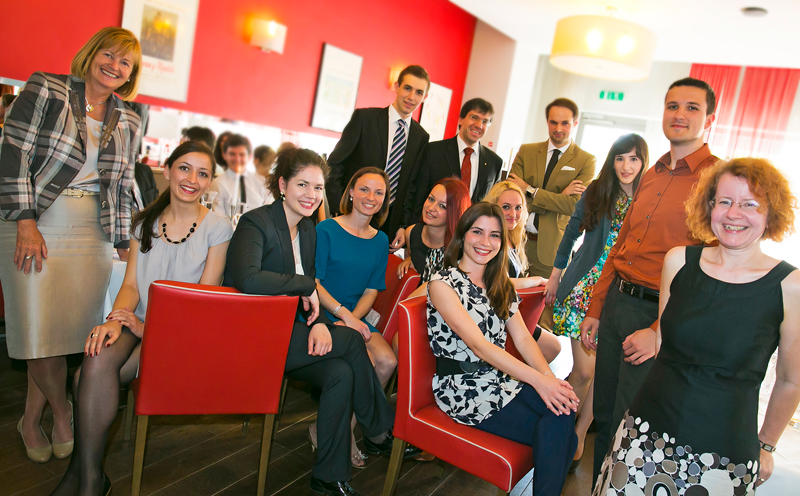 Rektorin Christa Neuper (ganz links) und Christa Grassauer (ganz rechts) mit den diesjährigen StipendiatInnen Azra Bukva, Marija Jandri, Nejra Kadri, Elena Kjosevska, Igor Luki, Ivona Makar, Elma Papi, Ljupche Petrovski, Mirza Polimac und Helena Zikova. 