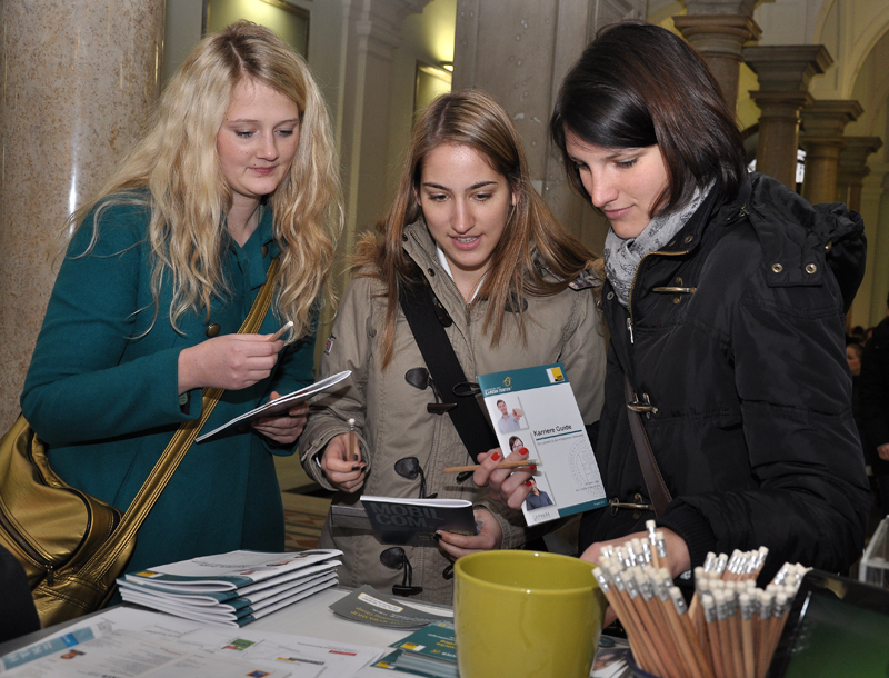 Auf der Excellence-Messe können Studierende sich über Berufswege und Karrierechancen informieren. Am Mittwoch, 20. November, von 9:30 bis 16 Uhr in der Aula der Uni Graz! 