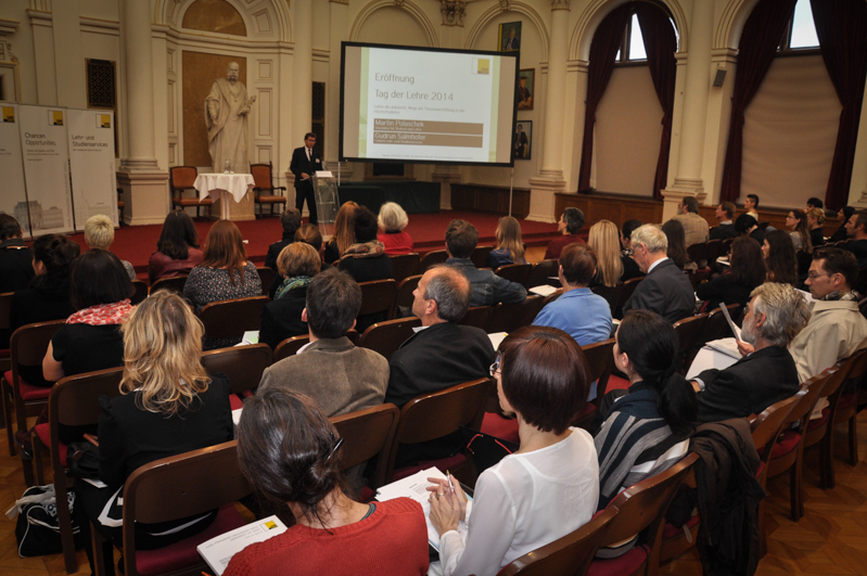 TeilnehmerInnen in der Aula 