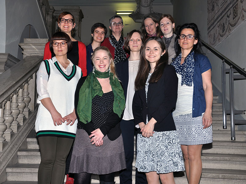 Vizerektorin Renate Dworczak und AKGL-Vorsitzende Katharina Scherke (ganz hinten, v.l.) mit den Stipendiatinnen 2015. Foto: Uni Graz/Pichler. 
