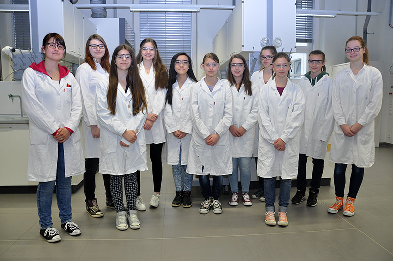 Die Teilnehmerinnen des Girl's Day 2015 mit Michaela de Rouw, Labortechnik-Lehrling am Institut für Chemie (ganz links). Foto: Uni Graz/Kastrun. 
