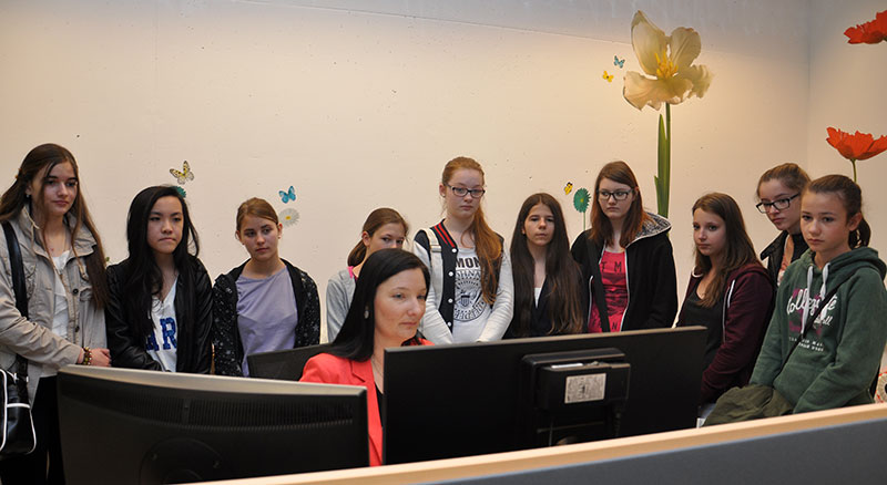 Michaela Fetz vom UNI-IT erklärte den Mädchen das Ticket-System. Foto: Uni Graz/Kastrun. 