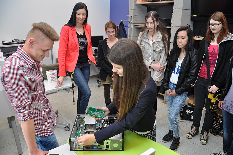 Marco Edlinger zeigte den Teilnehmerinnen das Innenleben eines Computers - sie durften Teile ein- und ausbauen. Foto: Uni Graz/Kastrun. 
