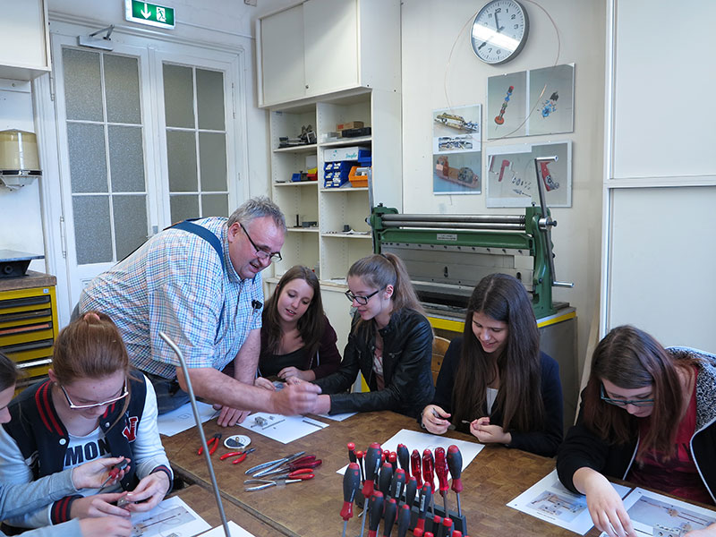 In der feinmechanischen Werkstätte von Kurt Ansperger am Institut für Physik konnten die Teilnehmerinnen ebenfalls selbst Hand anlegen. Foto: Käfer. 
