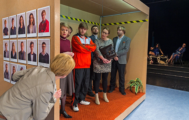 Das Ensemble bei der Uraufführung von "Lehrerzimmer 8020". Foto: Johannes Gellner. 