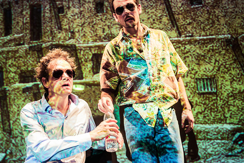 Marc Fischer und Jan Gerrit Brüggemann in "Die Verteidigung der Missionarsstellung" von Wolf Haas. Foot: Lupi Spuma. 