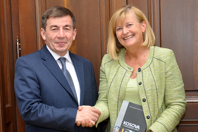 Arsim Bajrami, kosovarischer Minister für Bildung, Forschung und Technologie und Rektorin Christa Neuper. Foto: Uni Graz/Pichler. 