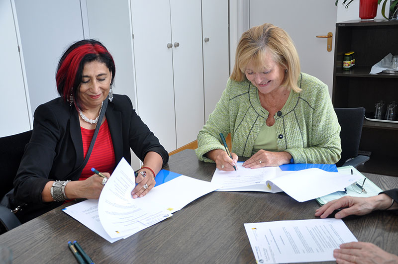 Griselda Martínez Vázquez (UAM-X) und Rektorin Christa Neuper unterzeichneten den Vertrag. Foto: Uni Graz/Kastrun. 