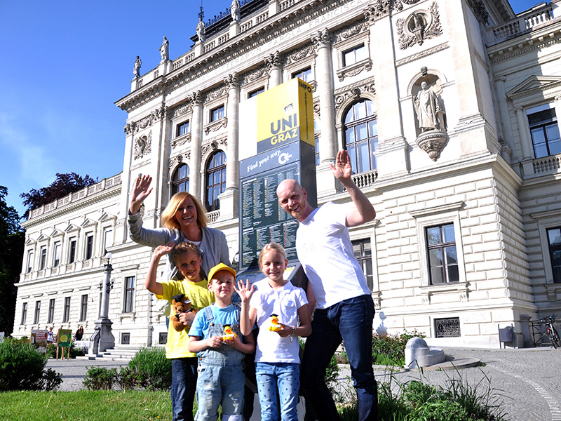 familie vor dem Hauptgebäude 