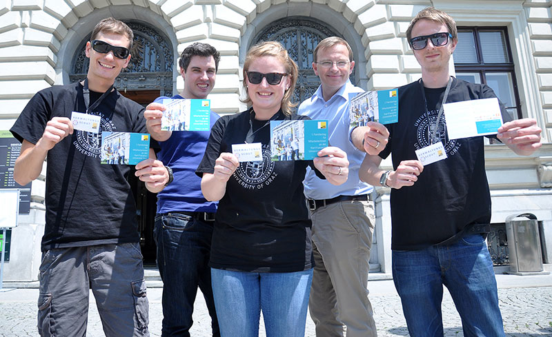 Die Verwaltungsscouts Julian Wurm, Anna Berger und Gunnar Knaus (vorne v.l.) mit Personalressort-Leiter Kurt-Martin Lugger und Ralph Duschek (hinten v.r.). Foto: Uni Graz/Kastrun. 