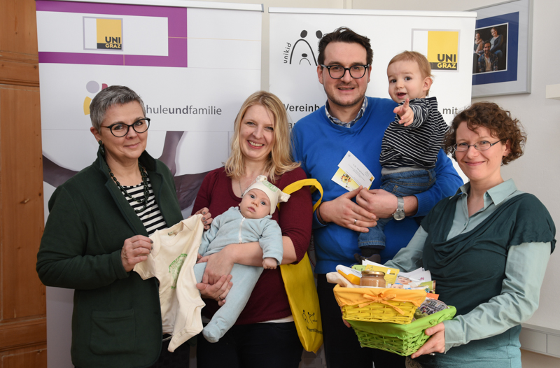 Vizerektorin Renate Dworczak sowie Julia Spiegl, Leiterin von unikid&unicare, übergeben an Alexandra und Konstantinos Tzivanopoulos sowie an die Kinder Achiilleas und Georgios das erste Willkommenspaket (v.l.) ©Uni Graz/Kastrun