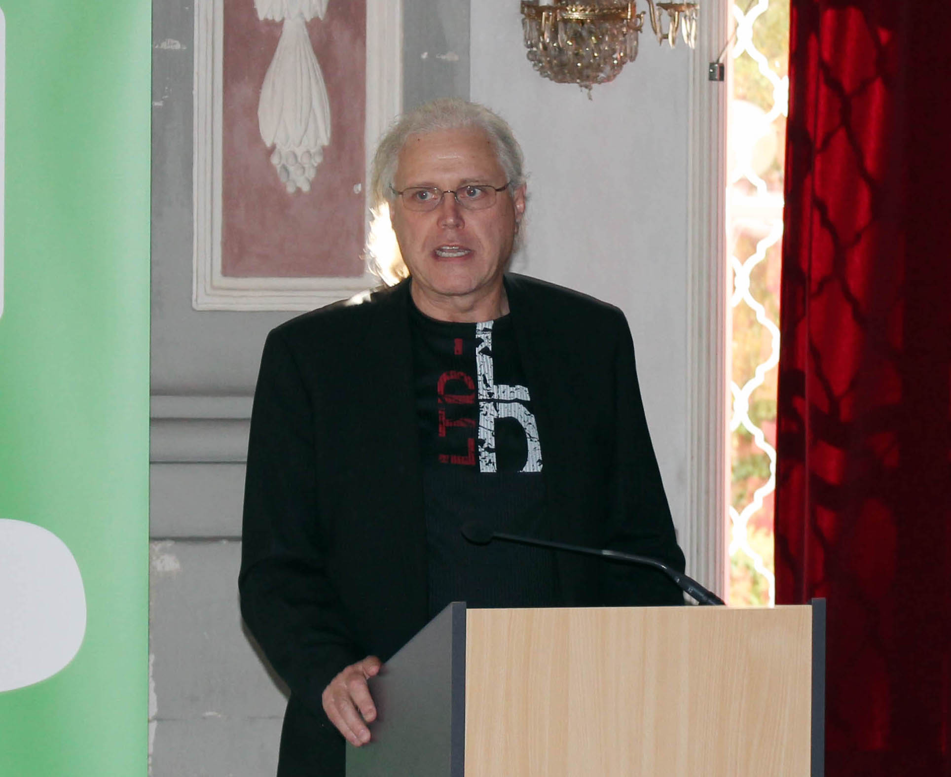 Prof. Anton Huber vom Institut für Chemie (Curriculum-Vorsitzender für USW) sprach ebenso zu den FestteilnehmerInnen. Foto: Denise Krame 