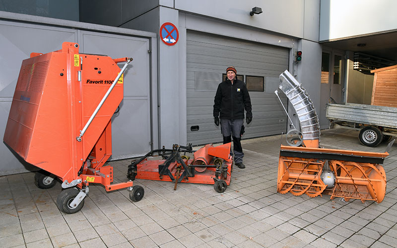 Schneefräse, Grassammelbehälter und Frontmähwerk stehen ebenfalls zum Verkauf. 