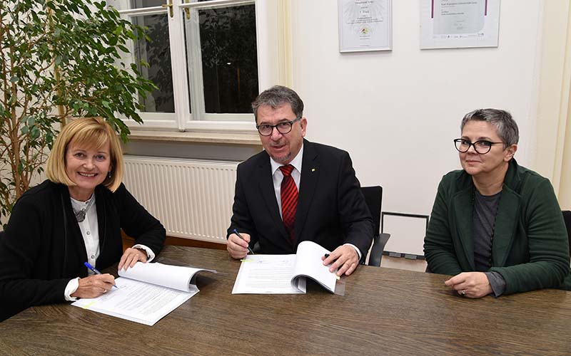 Rektorin Christa Neuper, Betriebsratsvorsitzender Ingo Krobath und Vizerektorin Renate Dworczak (v.l.). Foto: Uni Graz/Pichler 