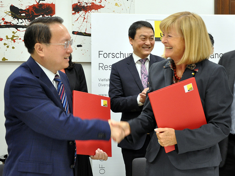 Vizepräsident Zhigang Yu und Rektorin Christa Neuper nach der Unterzeichnung des Kooperationsvertrags. Foto: Uni Graz/Eklaude ©Uni Graz/Eklaude