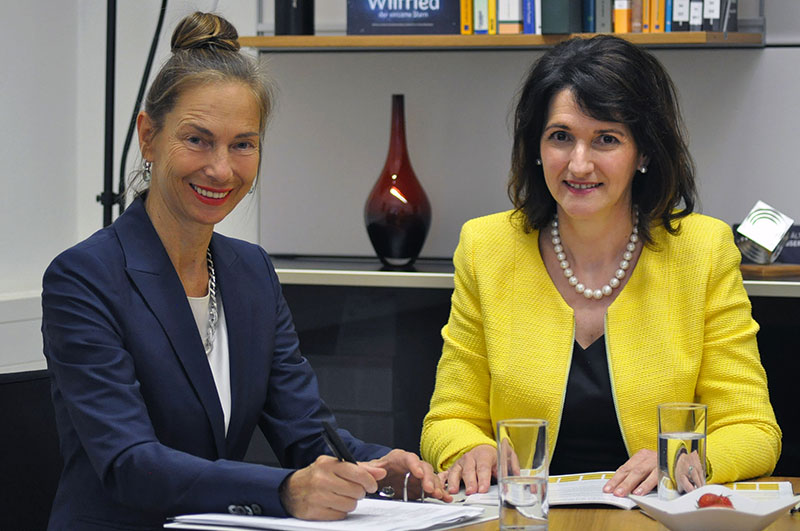 Andrea Paletta und Regina Weitlaner leiten den Masterlehrgang Gesundheitsförderung und -pädagogik, dessen Curriculum jetzt neu überarbeitet wurde. Foto: UNI for LIFE. 