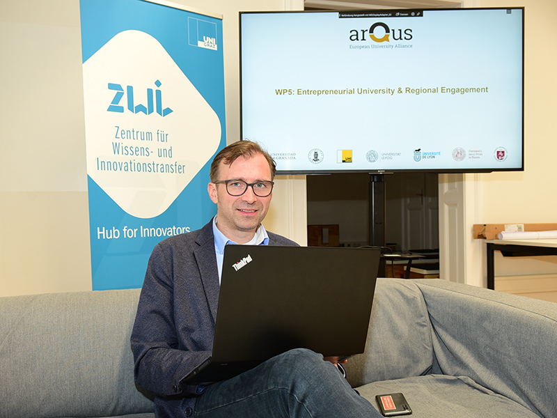Bernhard Weber vom Zentrum für Wissens- und Innovationstransfer bringt sein Expertenwissen in die Arqus Action Line 5 ein. Foto: Uni Graz/Leljak. 