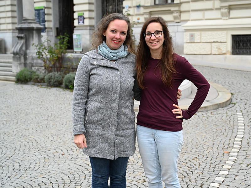 Anita Neudorfer und Stefanie Weissensteiner (v.l.) repräsentieren die Universität Graz im Arqus Students' Council. Foto: Uni Graz/Leljak. 