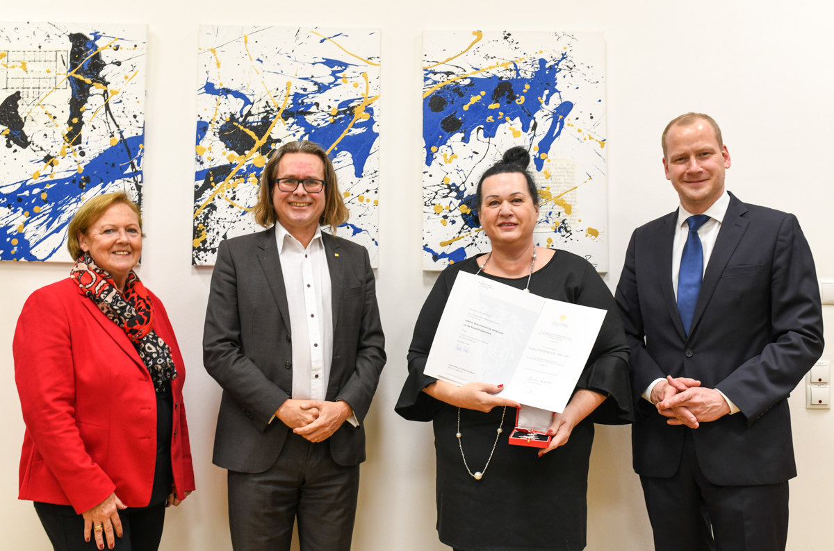 Hohe Auszeichnung an Sandra Strohmaier: Rektor Martin Polaschek überreichte das silberne Ehrenzeichen für besondere Verdienste um die Republik Österreich in Vertretung von Bundespräsident Alexander Van der Bellen. Unter den Gratulanten waren auch die stellvertretende GÖD-Vorsitzende Monika Gabriel sowie der Dekan der Rechtswissenschaftlichen Fakultät Christoph Bezemek (rechts). Foto: Uni Graz/Tzivanopoulos 