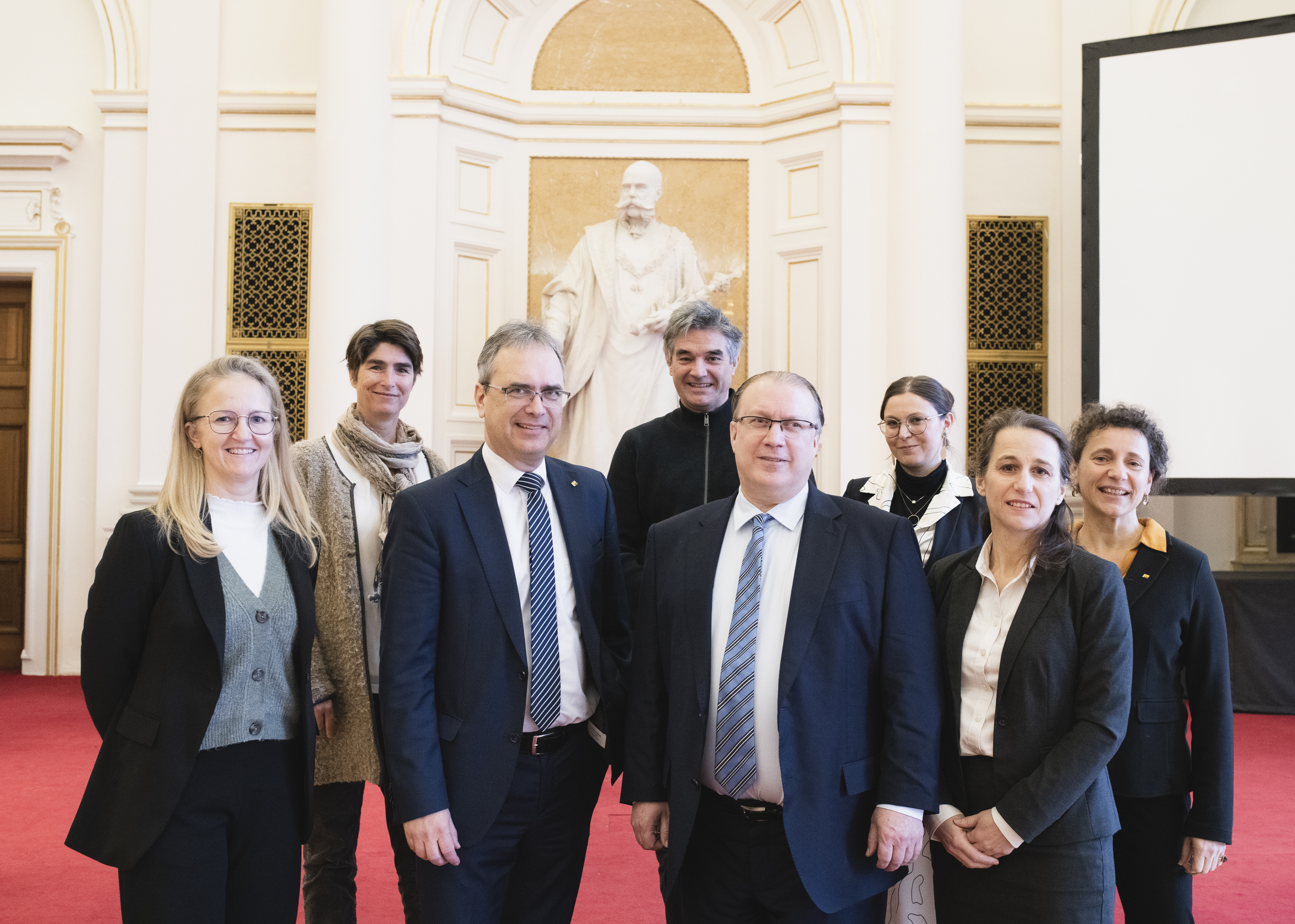 Auf Stippvisite an der Uni Graz: Der Botschafter Kanadas in Österreich, S.E. Troy Lulashnyk (4. von rechts), mit seinen Mitarbeiterinnen Felicitas Lang und Stefanie von Westarp. Rektor Peter Riedler sowie die Vizerektor:innen Mireille van Poppel und Joachim Reidl, Tanja Zöhrer (links) und Doris Knasar (Büro für Internationale Beziehungen) begrüßten die Delegation. Foto: Uni Graz/Tzivanopoulos ©Uni Graz/Tzivanopoulos