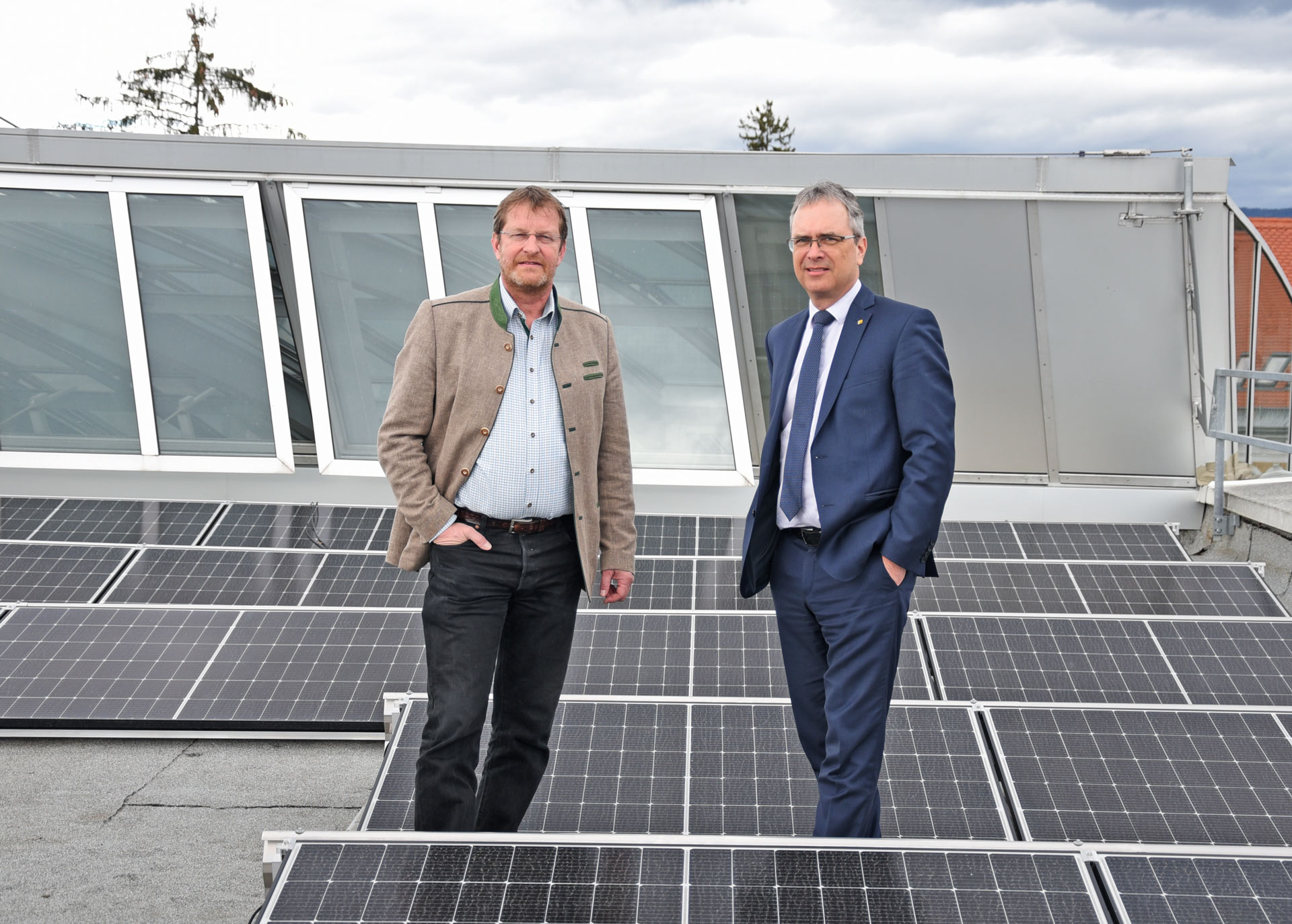 Ralph Zettl und Rektor Peter Riedler stärken den Ausbau von Photovoltaik-Anlagen am Campus der Universität Graz. Foto: Uni Graz/Eklaude 