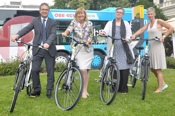 Das Uni-Rad wurde offiziell an die MitarbeiterInnen übergeben. 