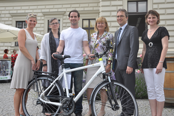 Matthias Ruhri (Mitte) ist der Gewinner eines brandneuen Uni-Rades. Holding-Graz-Linien-Vorstandsdirektorin Barbara Muhr, Vizerektorin Renate Dworczak, Rektorin Neuper, Vizerektor Peter Riedler und Betriebsratvorsitzende Regina Lammer gratulierten herzlic 