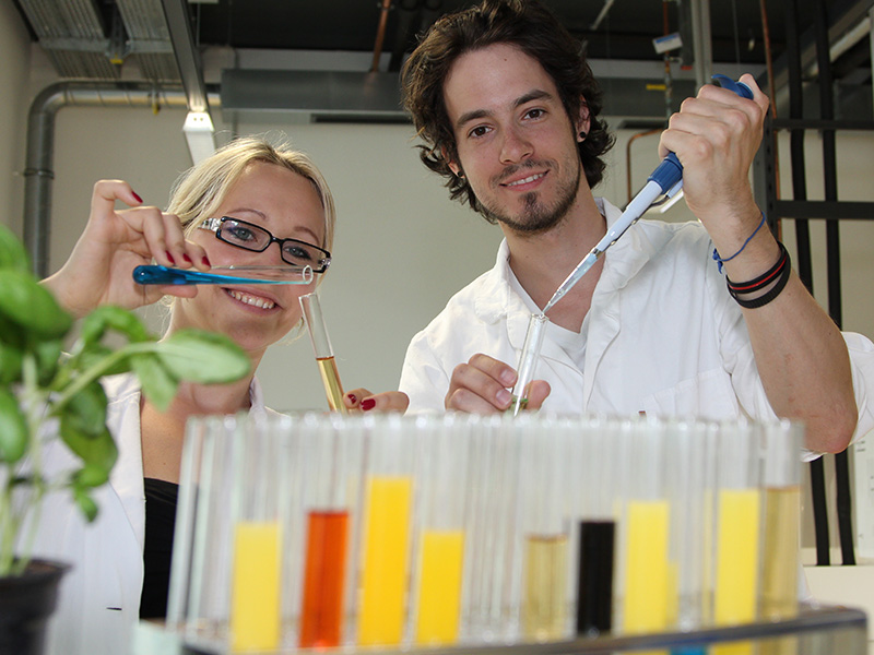 Zwei junge ForscherInnen im Labor 