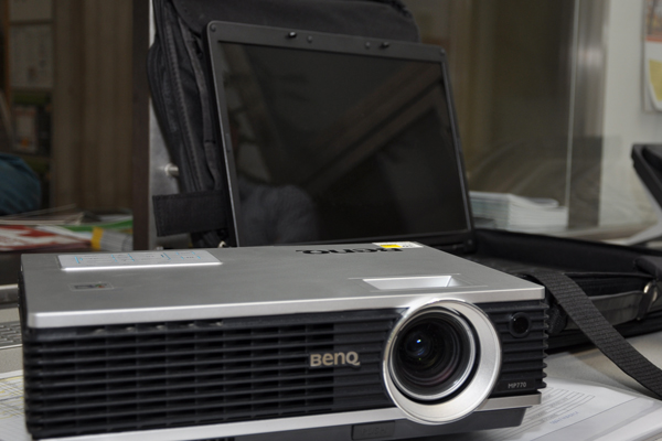 Ab sofort stehen bei allen Portieren der Uni Graz Präsentations-Sets, bestehend aus Beamer und Laptop, für Notfälle zur Verfügung 