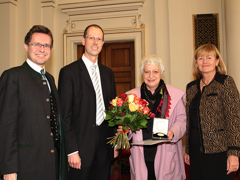 Pro-Meritis-Medaille in Gold: Vizerektor Polaschek, Senatsvorsitzender Niemann, Universitätsdirektorin a.D. Edlinger und Rektorin Neuper (v.l.) Fot: Tzivanopoulos 