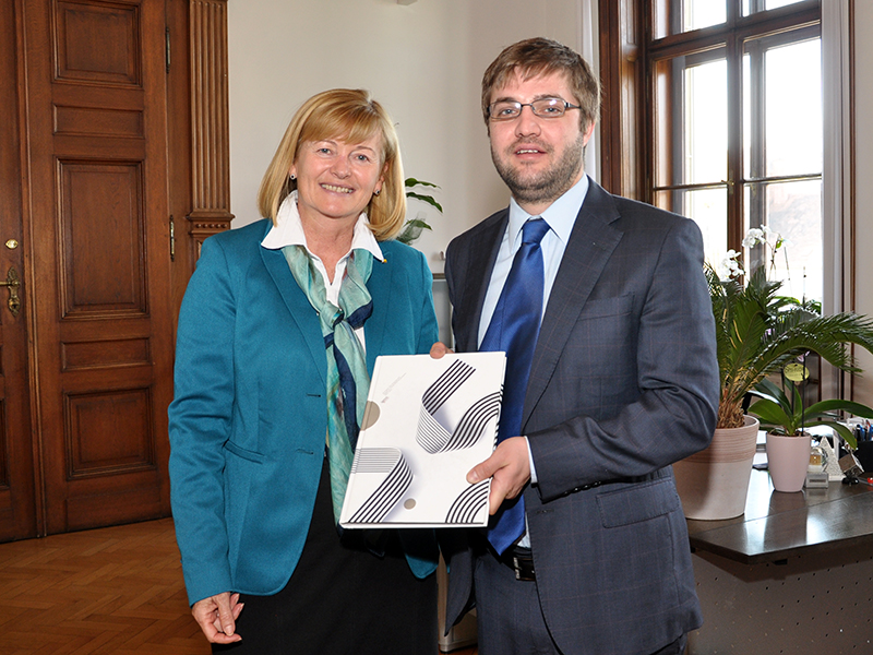 Rektorin Neuper und Alisdair Jones 