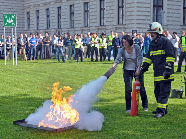 Im Zuge der Evakuierungsübung konnten auch die MItarbeiterInnen selbst einen Entstehungsbrand löschen. 