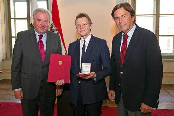 Arbeitsrechtler Günther Löschnnig (M.) nahm von Landeshauptmann Franz Voves (r.) und dessen Vize Hermann Schützenhöfer das Österreichische Ehrenkreuz für Wissenschaft und Kunst 1. Klasse entgegen. Foto: steiermark.at/Frankl 