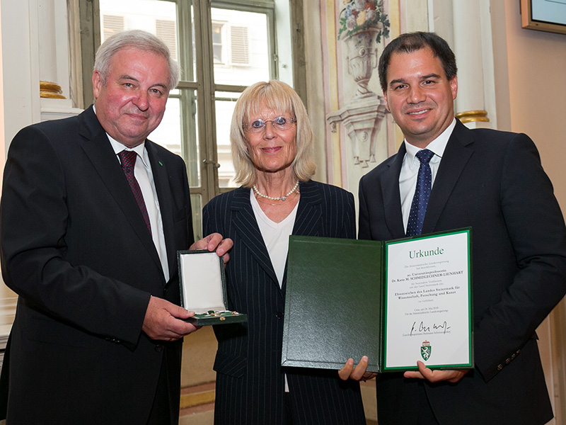 Hermann Schützenhöfer (l.) und Michael Schickhofer zeichnete Karin Schmidlechern-Lienhart mit dem Ehrenzeichen des Landes für Wissenschaft, Forschung und Kunst aus. Foto: steiermark.at/Frankl ©Fotoatelier Robert Frankl