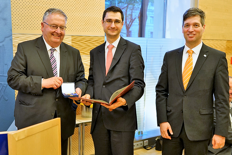 Notariatskammer-Präsident Bittner (links) überreichte das Ehrenzeichen an Karl Stöger (Mitte), die Laudatio hielt Notar Alexander Winkler (rechts). Foto: Österreichische Notariatskammer 