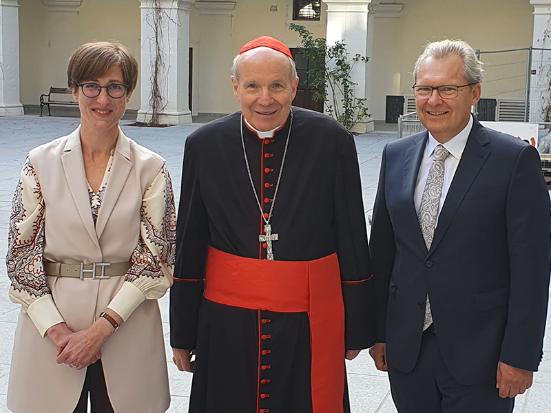 Barbara Steininger und Klaus Poier mit Kardinal Christoph Schönborn. Foto: KK 