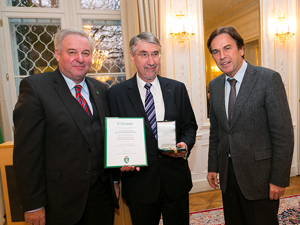 Hermann Schützenhöfer (l.) und Franz Voves ehrten Walter Bernhart für seine kulturellen Initiativen. 