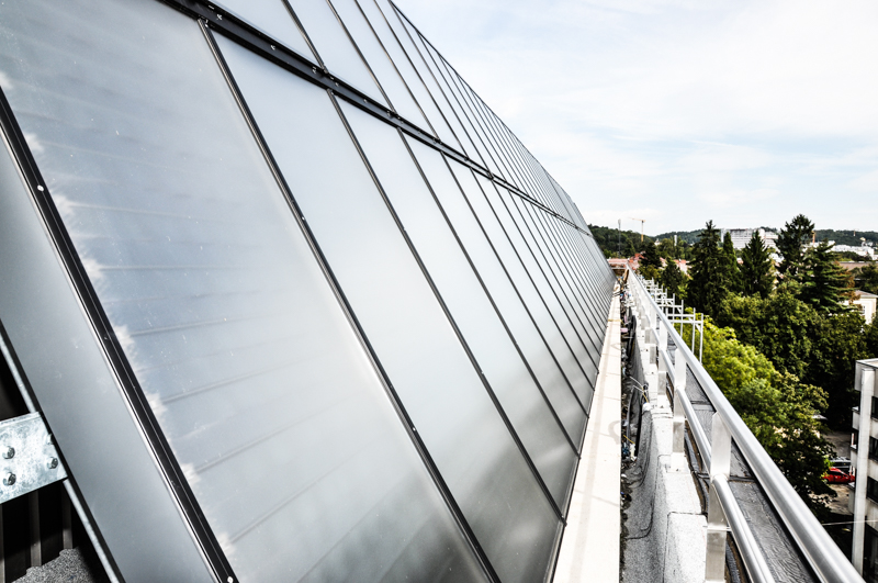 Nachhaltiges Wahrzeichen am Campus der Uni Graz: die rund 600 Quadratmeter große Solarthermieanlage am Dach des 2014 eröffneten Chemie- und Pharmaziegebäudes. Fotos: Uni Graz/Tzivanopoulos 