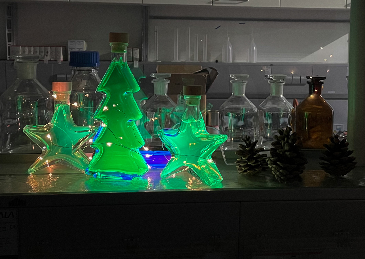 "Oh Tannenbaum" im Chemielabor: Studierende der Uni Graz laden zur virtuellen Weihnachtsshow. Foto: Uni Graz 