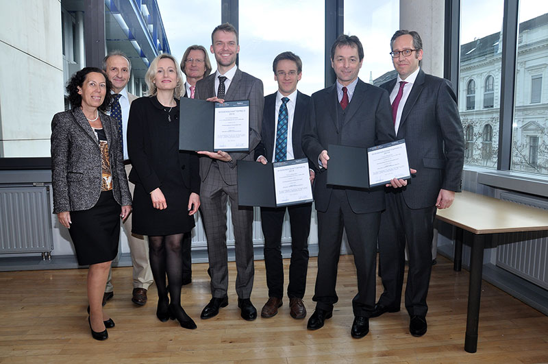 Insolvenzrichterin Gabriele Seyffertitz, Gerhard Schummer, Bettina Nunner-Krautgasser, Norbert Scherbaum, Philipp Anzenberger, Johannes Wühl, Peter Bydlinski (in Vertretung von Elke Heinrich) und Clemens Jaufer (v.l.n.r.). Foto: Uni Graz/Kastrun. 