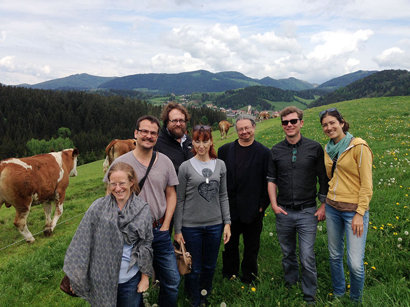 Ulrich Ermann (2.v.l.) und sein Team untersuchen Widersprüche bei Fleischproduktion und -konsum in der Steiermark. Im Vulkan- sowie im Almenland besuchen sie dafür landwirtschaftliche Betriebe. Foto: Robert Schrenk 