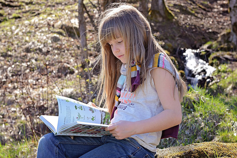 Lesen gehört für viele Kinder zum Sommer dazu: Grazer PsychologInnen zeigen in einer aktuellen Studie, dass die Lesefertigkeit von SchülerInnen über die großen Ferien steigt. Bild: Pezibear/pixabay.com  