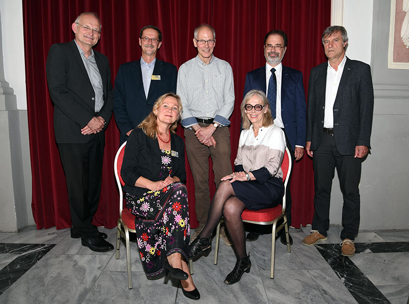 Martin (2.v.l.) und Maria Löschnigg (sitzend,l.), gemeinsam mit GEWI-Dekan Lukas Meyer (l.) und Anglistik-Institutsleiter Werner Wolf (2.v.r.) und den key note speakers Axel Goodbody (3.v.l.), Hubert Zapf (r.) und Marilyn Bowering. Foto: Uni Graz/Kastrun. 