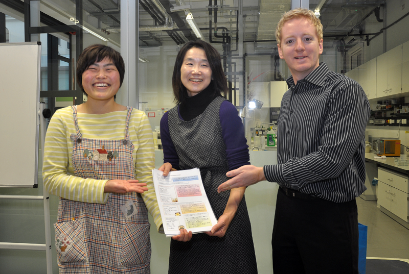 Fritz Treiber vom Offenen Labor (r.) begrüßte Mihoko Tominaga von der Universität Nagasaki (Mitte) gemeinsam mit einer Kursteilnehmerin. 