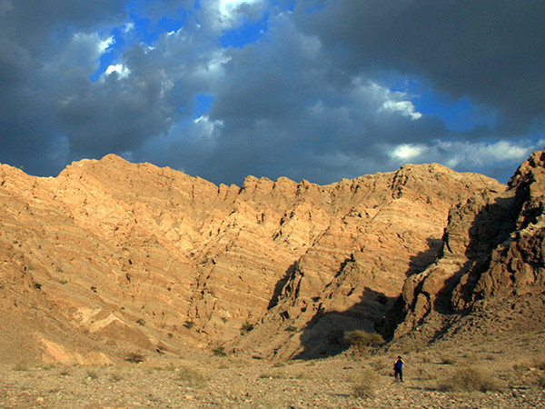 An Gesteinen in den Vereinigten Arabischen Emiraten konnten ForscherInnen die Ursachen für das bislang größte Massensterben auf der Erde rekonstruieren. Foto: M.O. Clarkson 