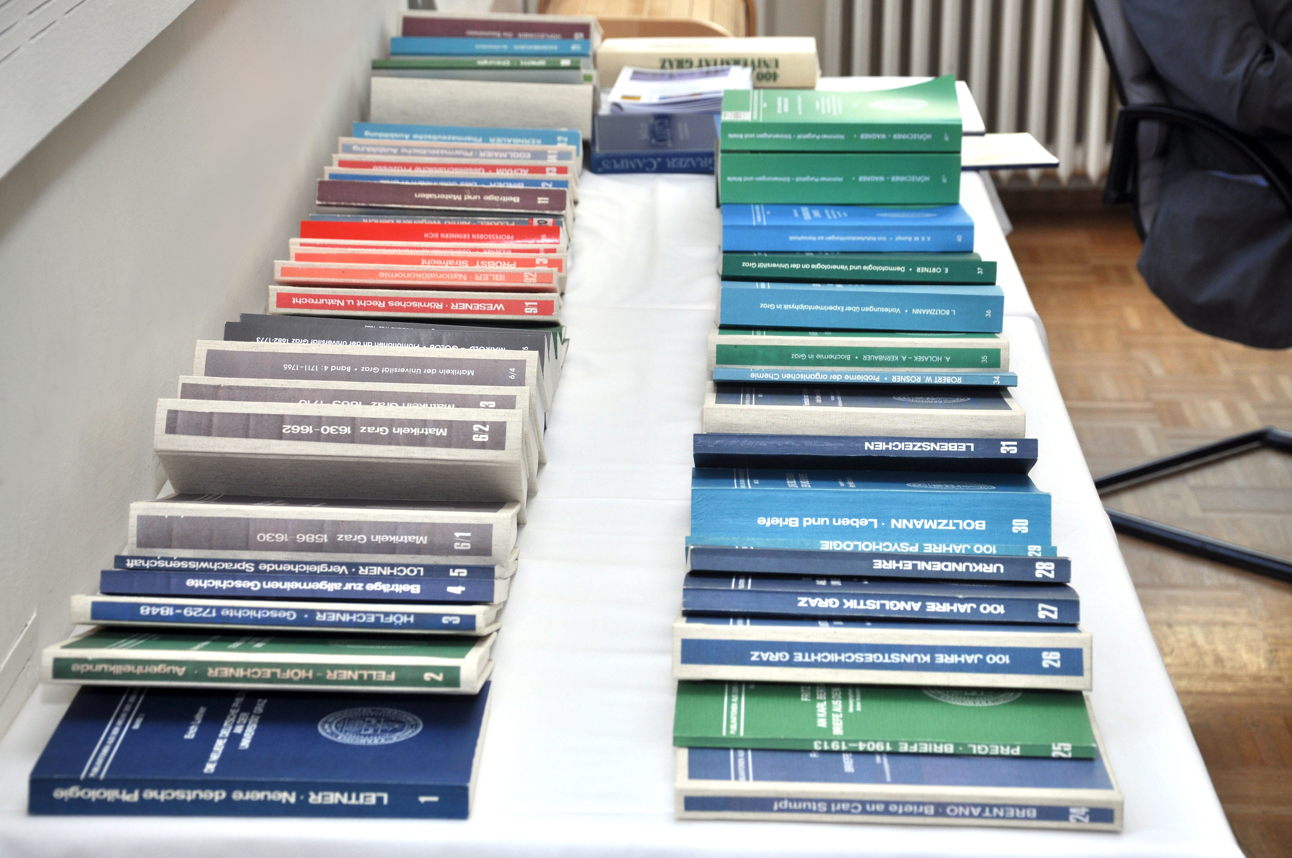 Rund 60 Bücher sind in der Reihe ,Publikationen aus dem Archiv der Universität Graz' bereits erschienen. Fotos: Pichler/Uni Graz 