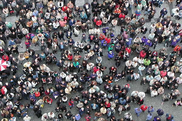 Wie lässt sich sozialer Zusammenhalt angesichts zunehmender gesellschaftlicher Vielfalt gestalten? Antworten darauf sucht der Forschungsschwerpunkt Heterogenität und Kohäsion. Foto: Walter Reich/pixelio.de 