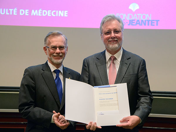 Rudolf Zechner (r.) mit Prof. Göran K. Hansson, Präsident des wissenschaftlichen Komitees der Fondation Louis-Jeantet, bei der Preisverleihung in Genf. Foto: Fondation Louis-Jeantet 