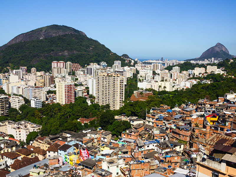 In Brasilien ist die Kluft zwischen Arm und Reich besonders groß, obwohl es keine Rassendiskriminierung gibt. Die Favelas grenzen direkt an die vornehmen Wohngebiete. Foto: Cesar Okada/iStockphoto.com 